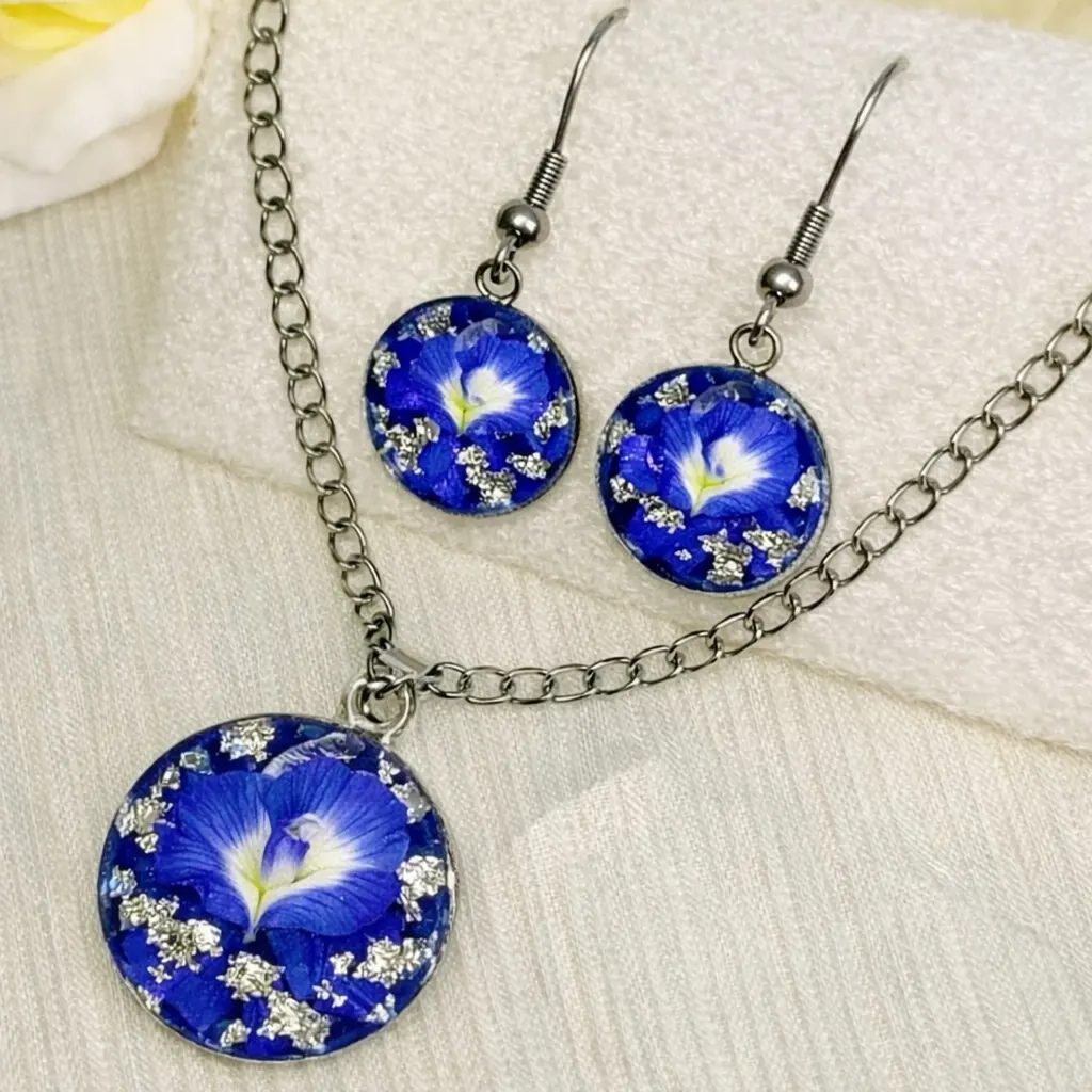 Bling On® Aparajita Flower Resin Jewelry Set – Handmade Luxury Pendant & Earrings ✨