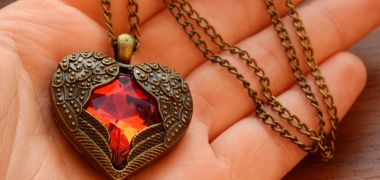 necklace-with-winged-heart-2900736_1280